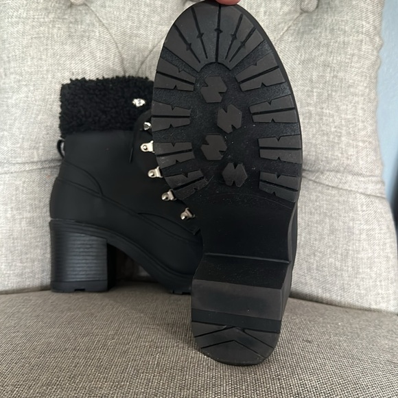 Just Fab lace up boots with Sherpa top worn once size 7.5 - Picture 3 of 3
